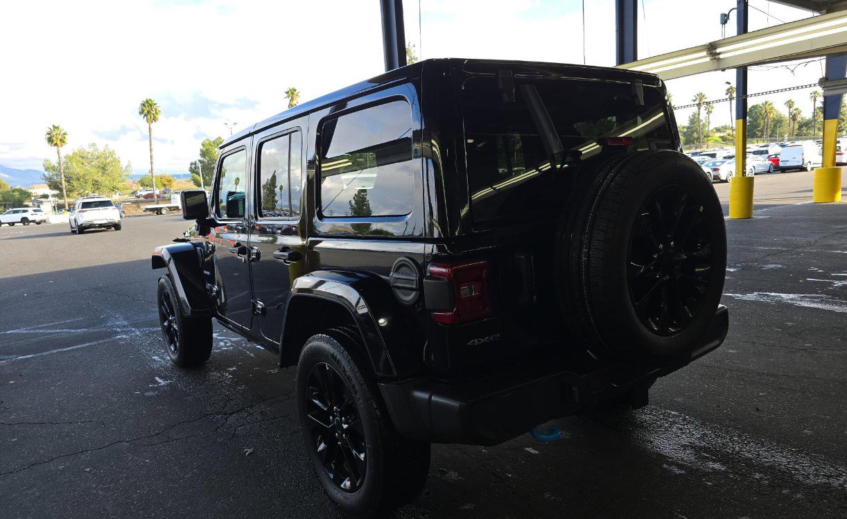 Used 2024 Jeep Wrangler Unlimited Sahara w/ Technology Group image 6