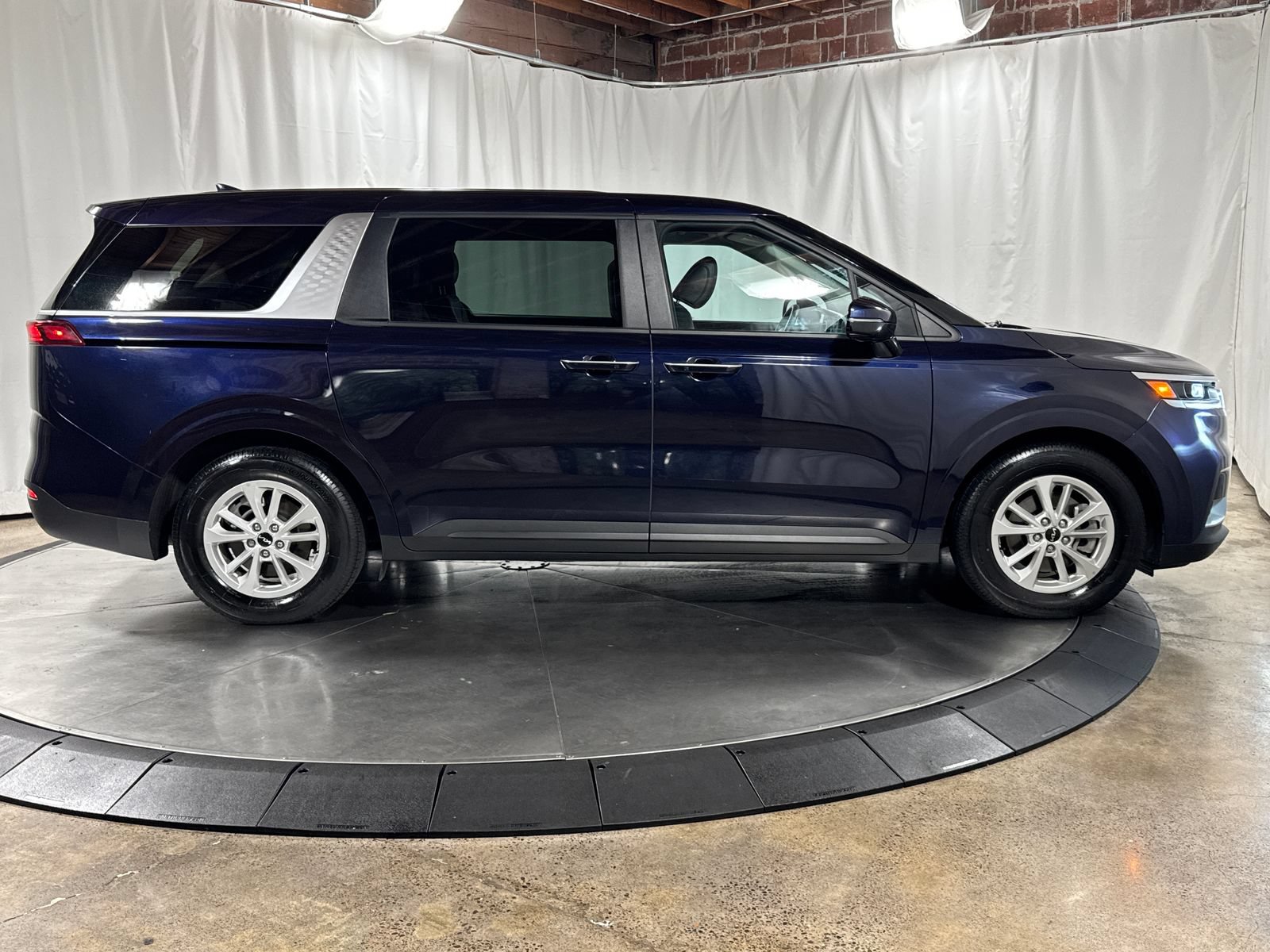 Certified 2022 Kia Carnival LX FWD image 9