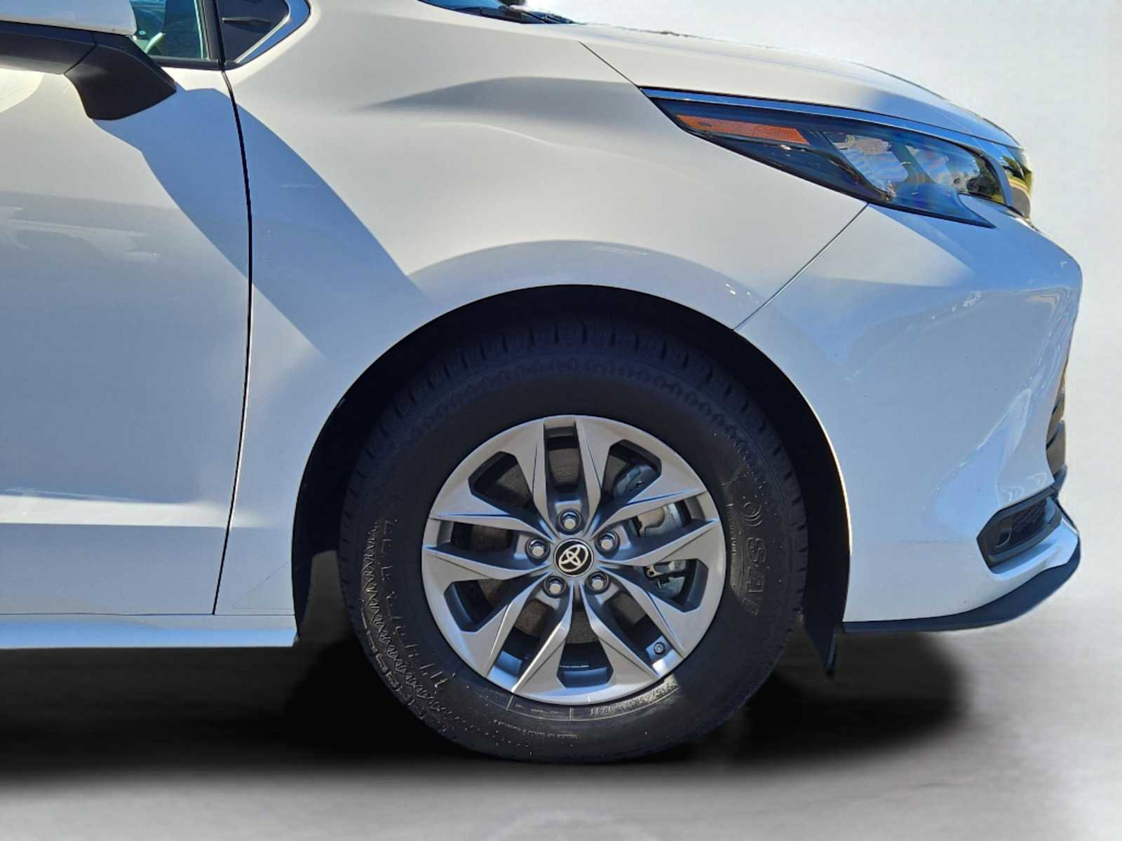 Used 2024 Toyota Sienna LE image 11