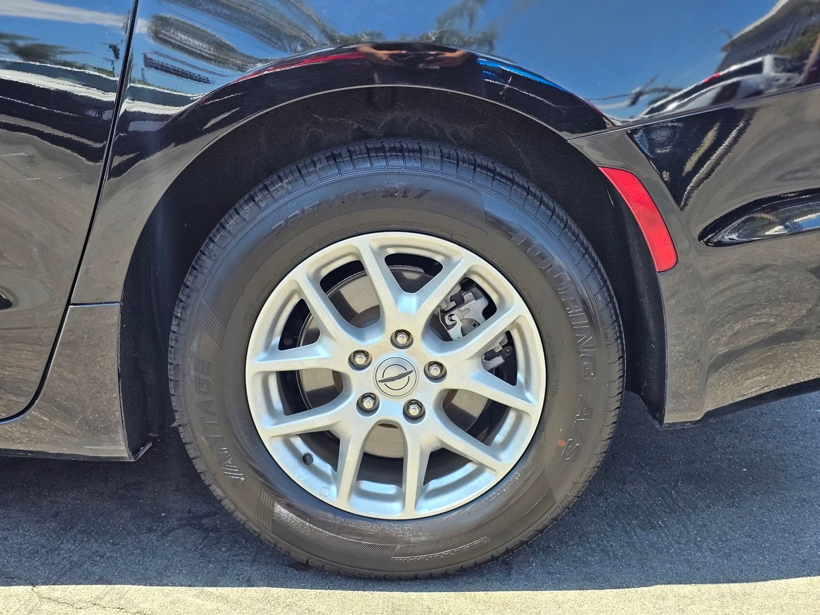 Used 2024 Chrysler Pacifica Touring-L FWD image 9
