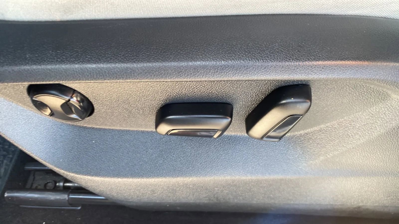 Used 2018 Volkswagen Tiguan SEL FWD image 17