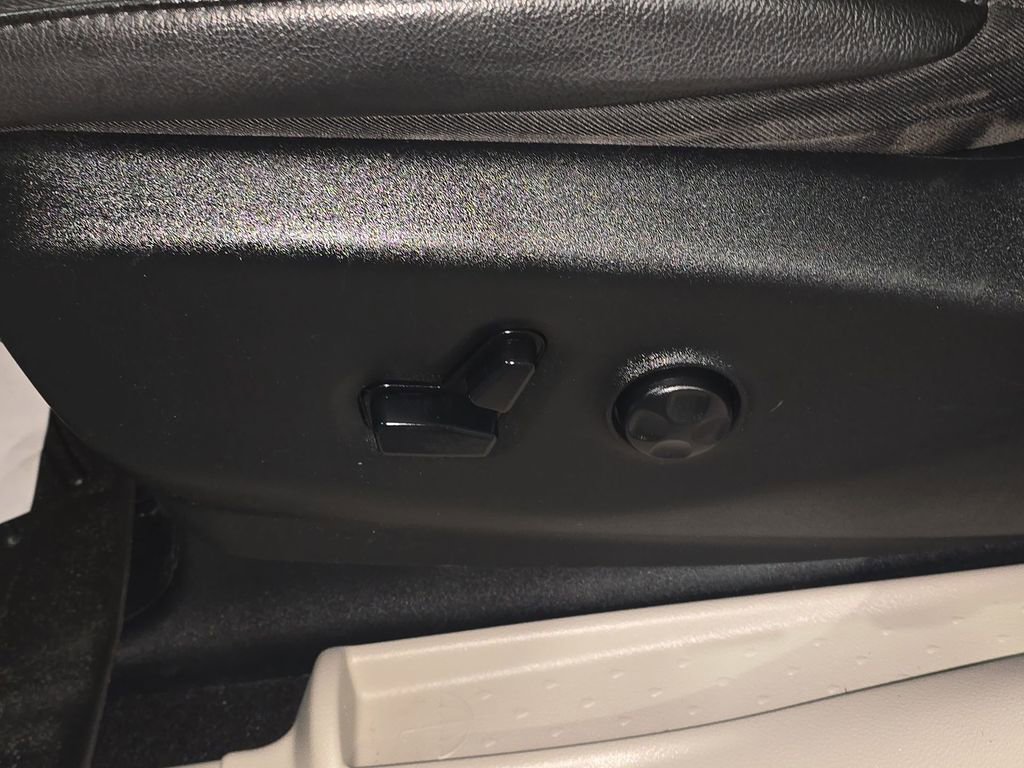 Used 2020 Chrysler Pacifica Touring-L FWD image 16