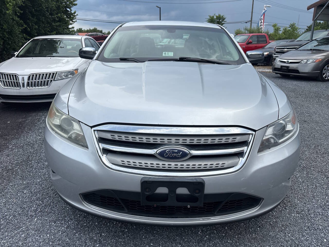 Used 2010 Ford Taurus Limited FWD image 2