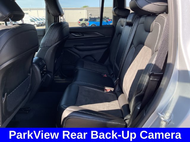 Used 2025 Jeep Grand Cherokee Altitude AWD/4WD image 17