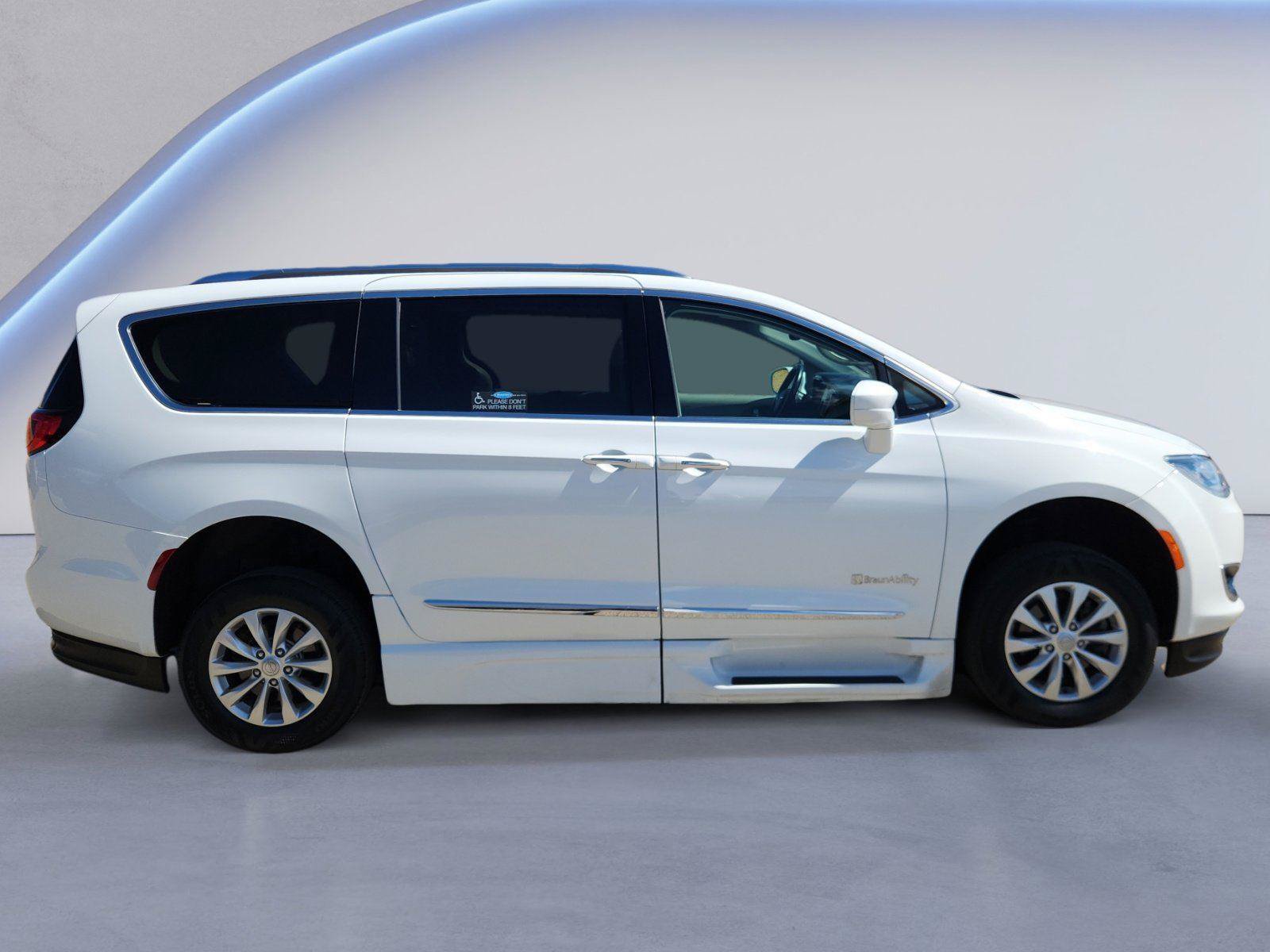 Used 2018 Chrysler Pacifica Touring-L Plus FWD image 2
