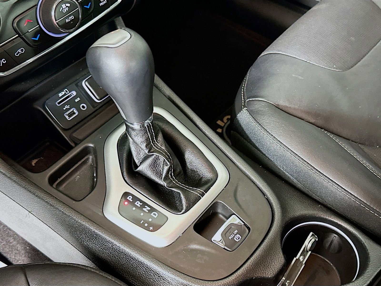 Used 2018 Jeep Cherokee Latitude Plus w/ Comfort/Convenience Group image 17