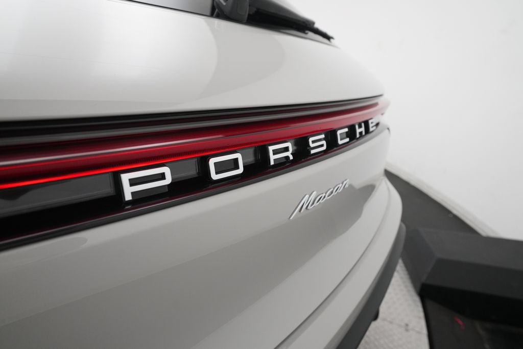 Certified 2023 Porsche Macan AWD/4WD image 33