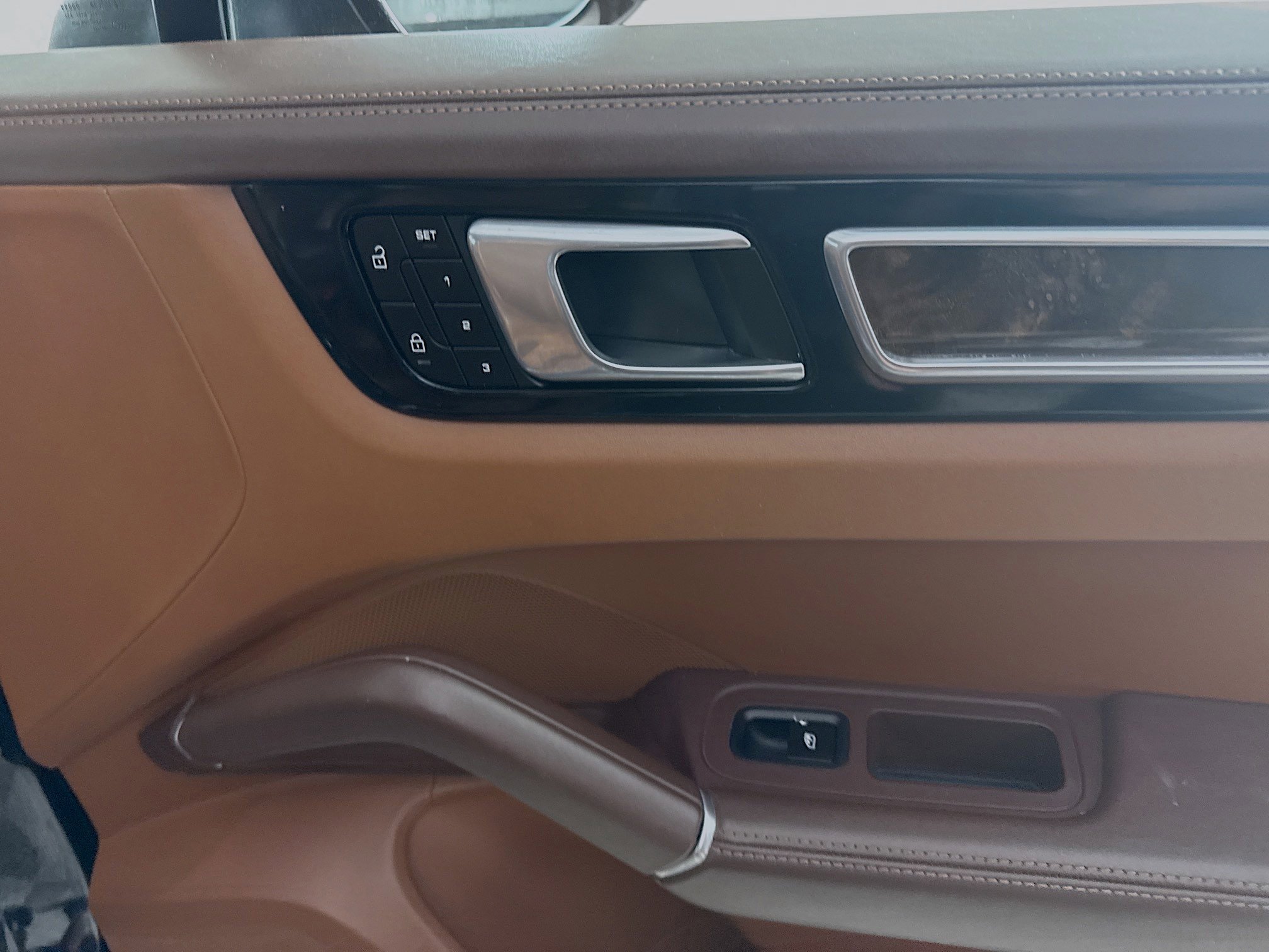 Used 2023 Porsche Cayenne image 30