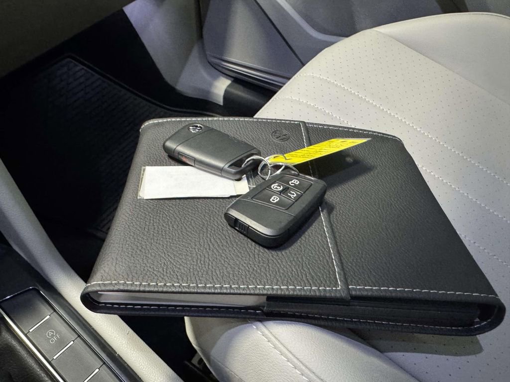 Used 2023 Volkswagen Tiguan SE image 32