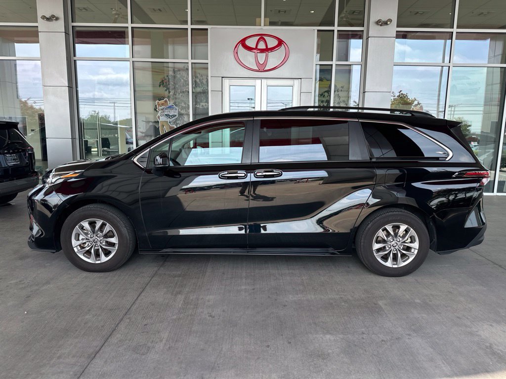 Certified 2025 Toyota Sienna XLE FWD image 4