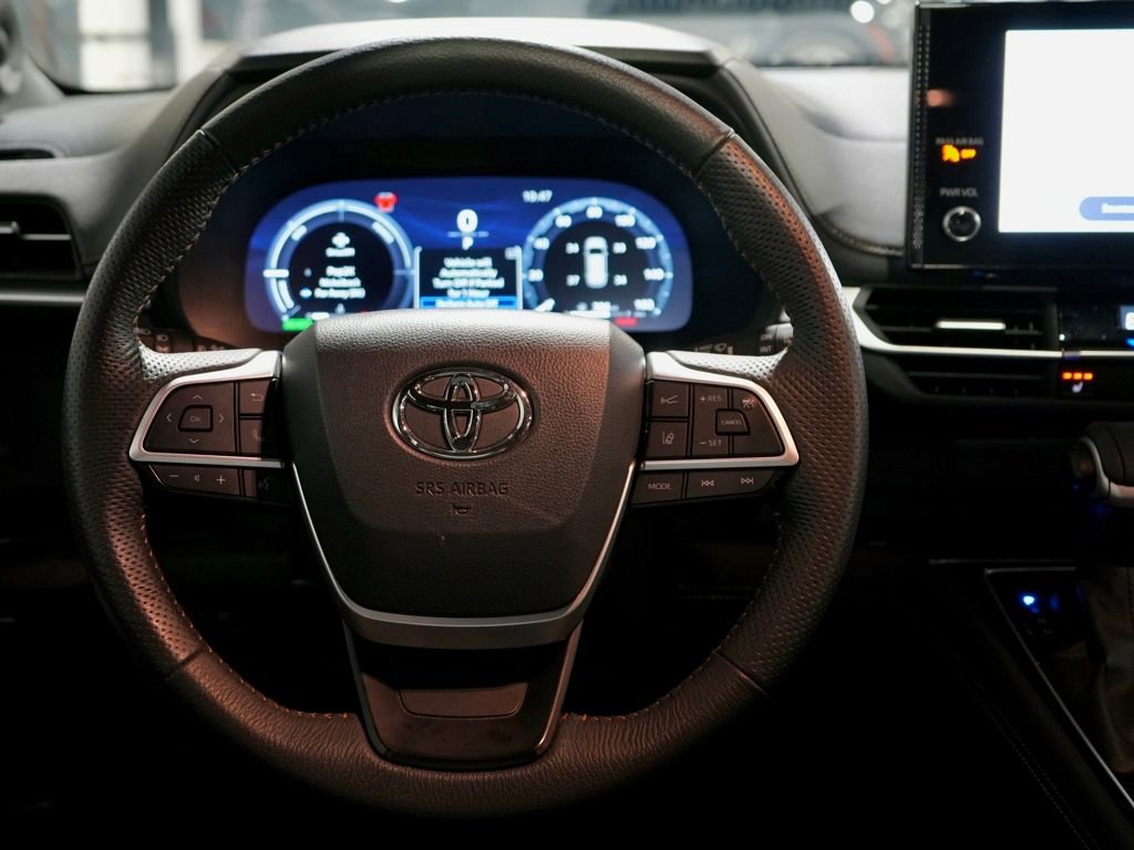 Used 2025 Toyota Sienna XLE Woodland Edition image 17