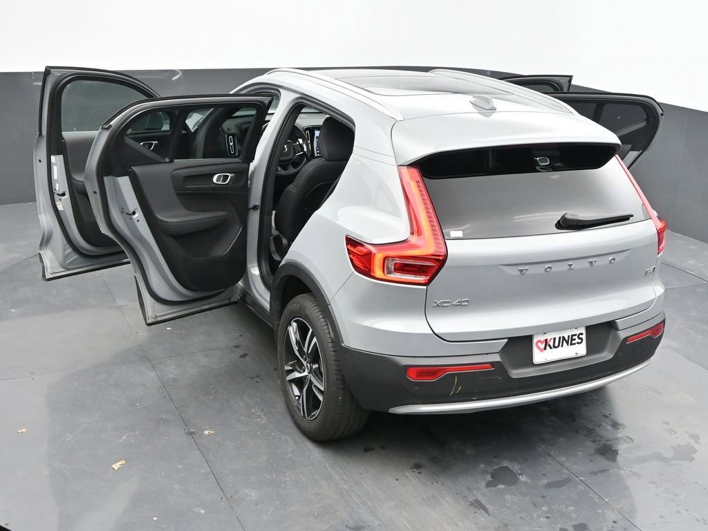 Used 2025 Volvo XC40 B5 Core image 58