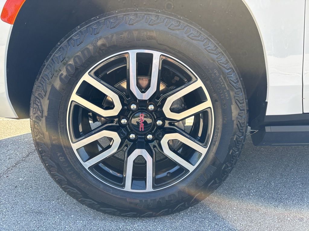 Used 2024 GMC Yukon AT4 w/ AT4 Premium Package AWD/4WD image 9