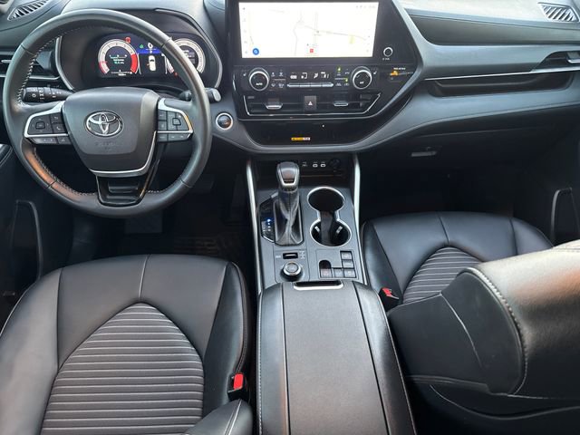 Used 2025 Toyota Highlander XSE image 11