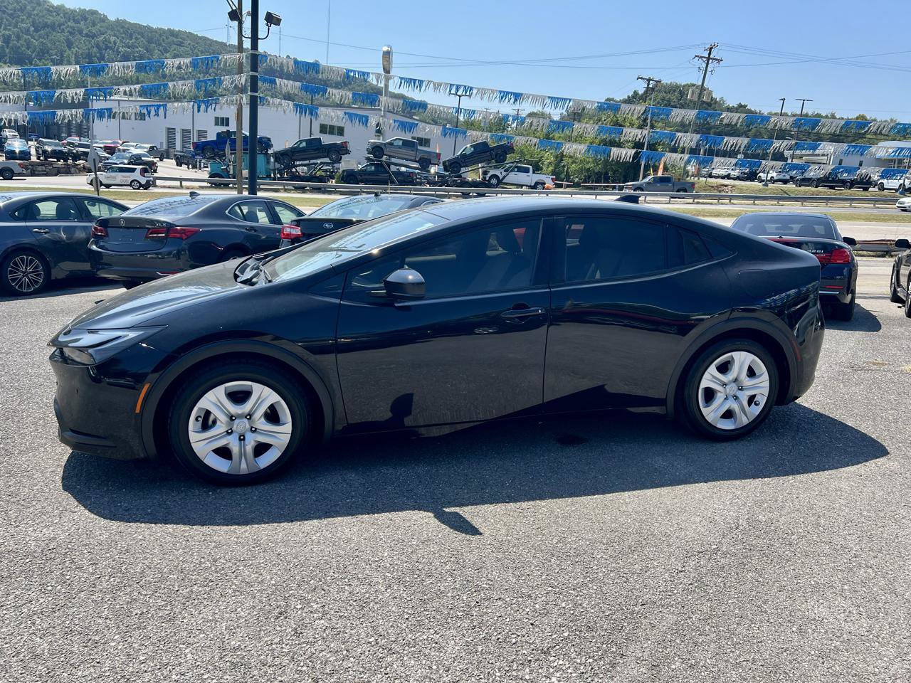 Used 2024 Toyota Prius LE FWD image 4