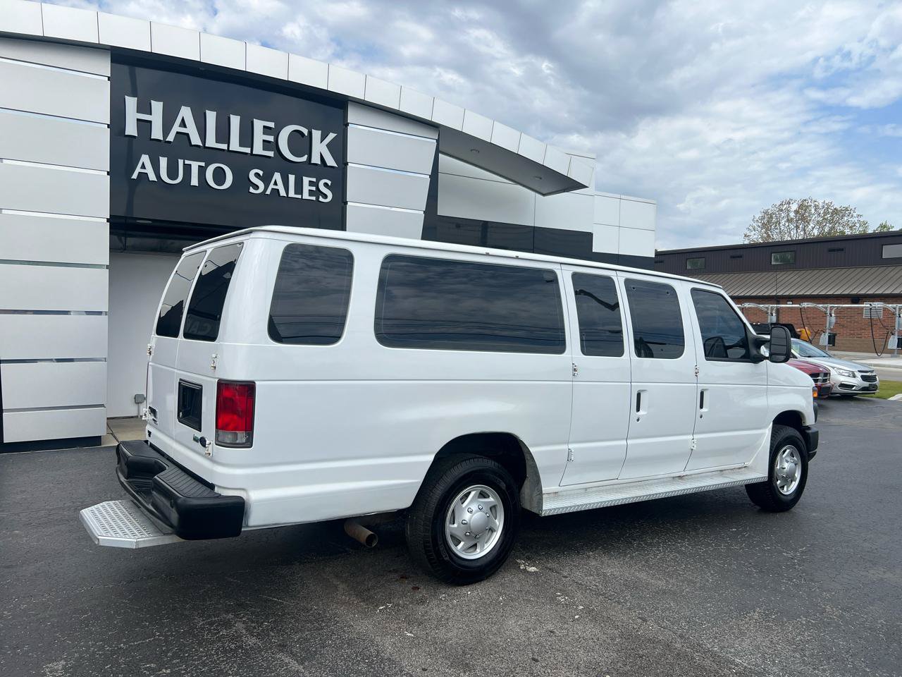 Used 2014 Ford E-350 and Econoline 350 Extended Super Duty RWD image 9