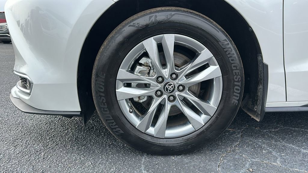 Used 2024 Toyota Sienna Limited image 14