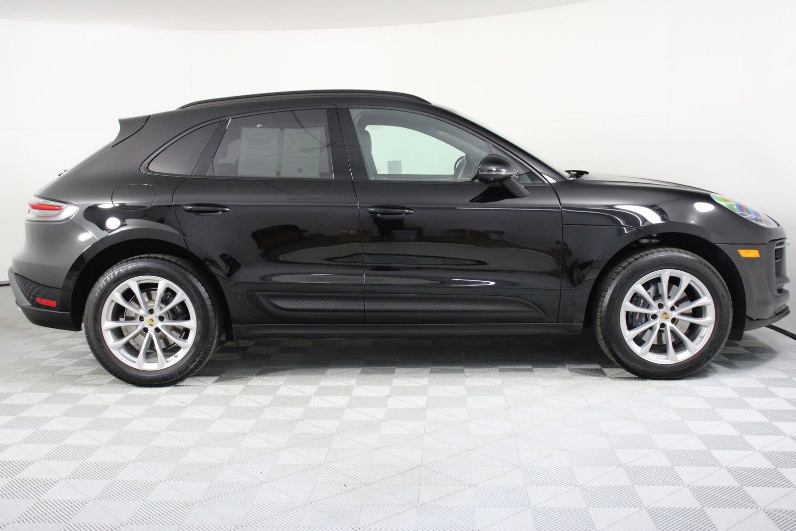 Certified 2025 Porsche Macan image 8