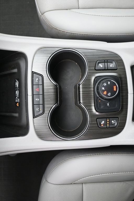 Used 2021 GMC Acadia SLT w/ Premium Package image 19