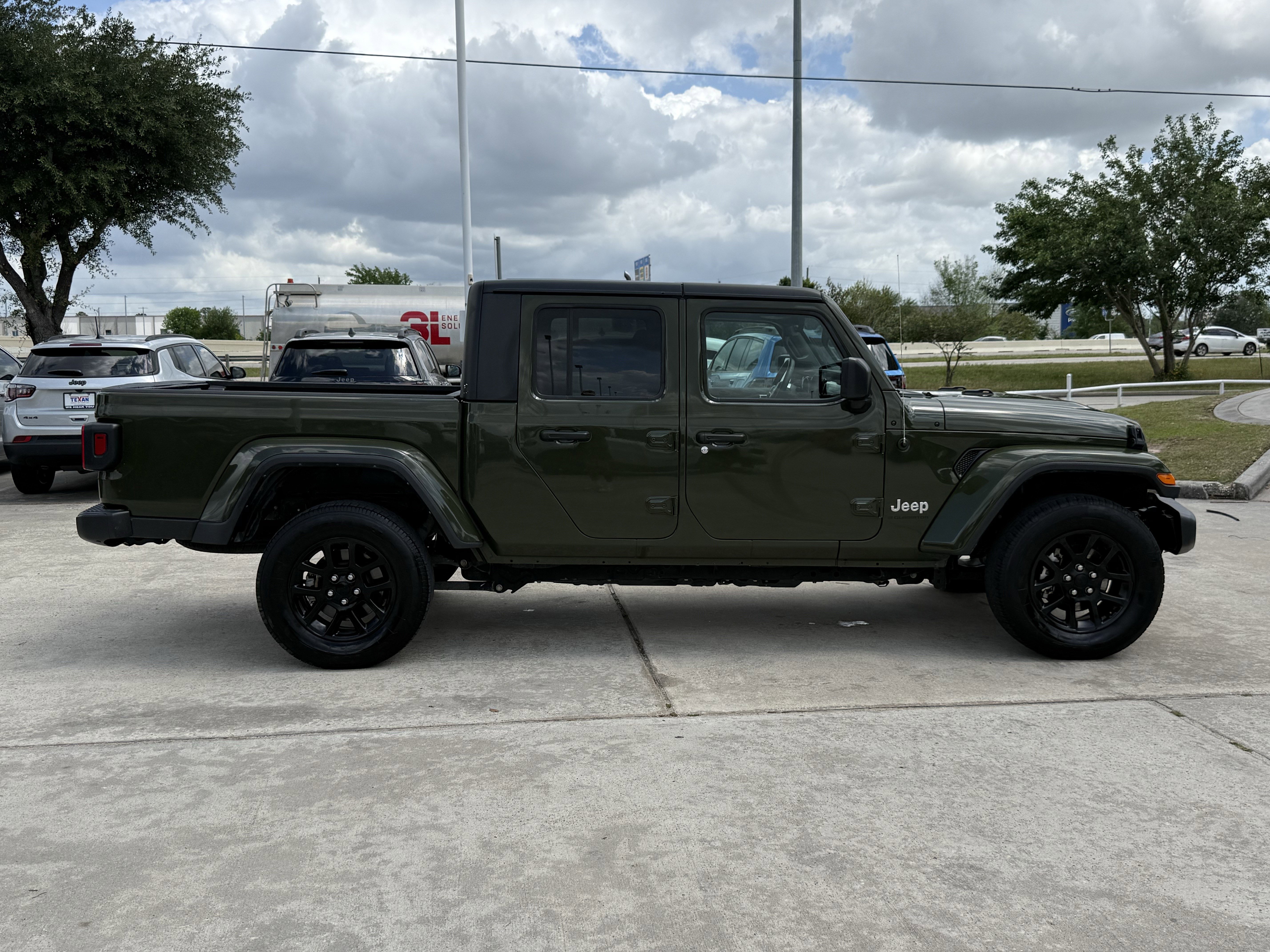 Used 2023 Jeep Gladiator Overland image 3
