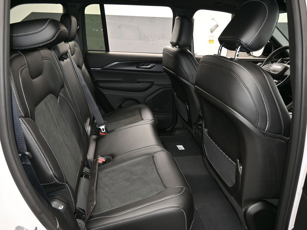 Used 2025 Jeep Grand Cherokee Altitude image 35