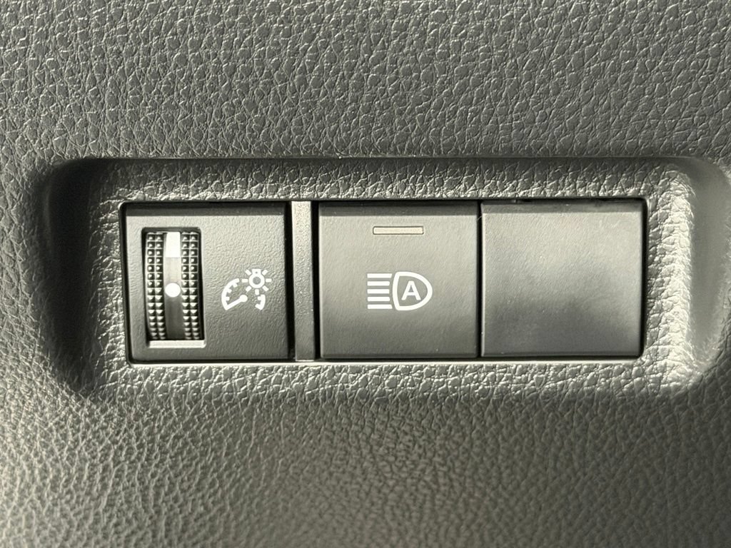 Used 2025 Toyota RAV4 XLE FWD image 29
