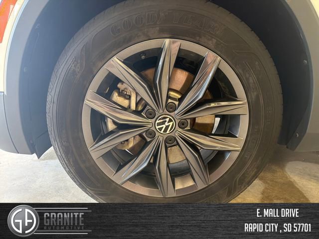 Used 2024 Volkswagen Tiguan SE w/ Panoramic Sunroof Package image 27
