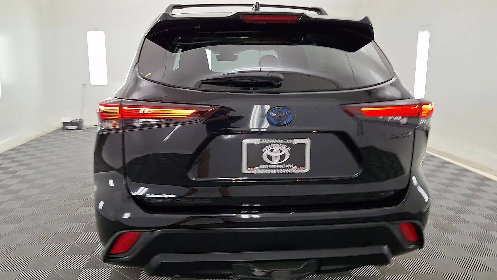 Certified 2024 Toyota Highlander XLE AWD/4WD image 3
