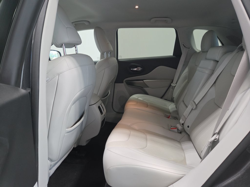 Used 2019 Jeep Cherokee Limited FWD image 24