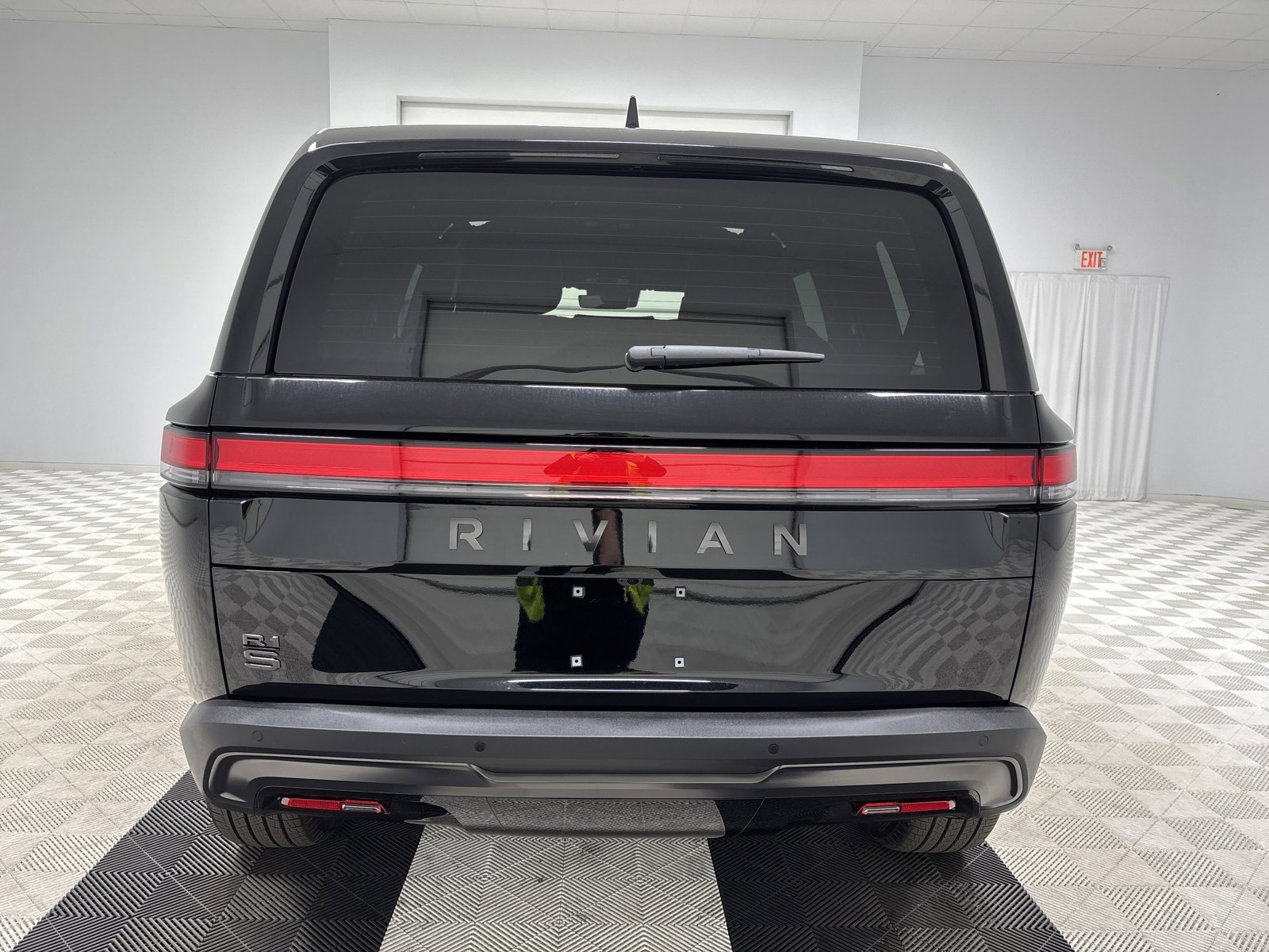 Used 2025 Rivian R1S Adventure AWD/4WD image 4