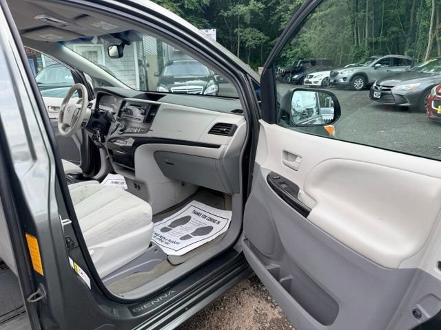 Used 2014 Toyota Sienna LE AWD/4WD image 23