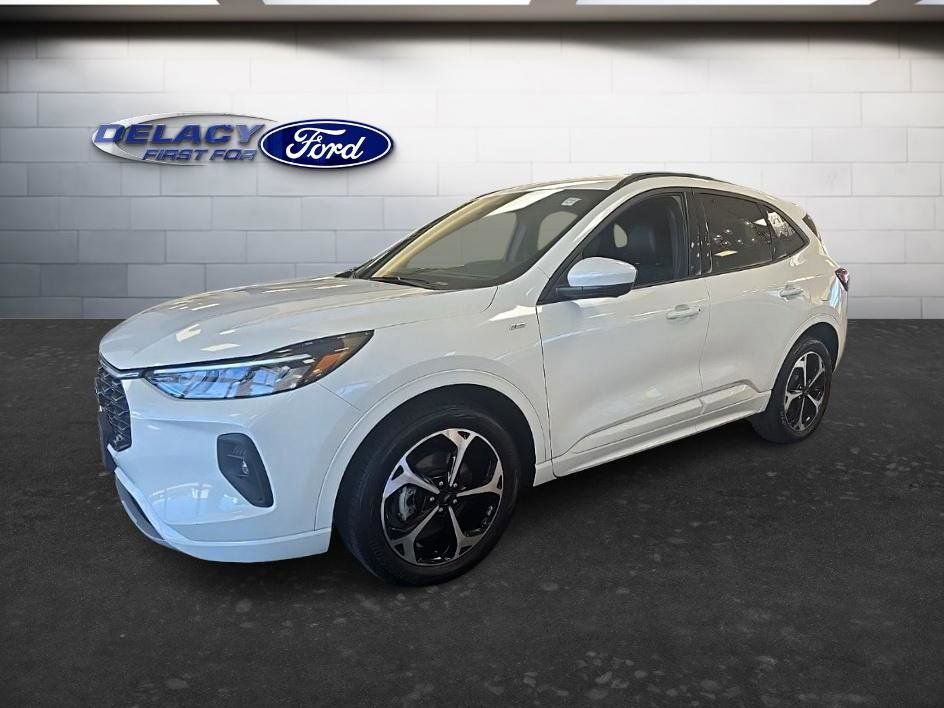 Used 2023 Ford Escape ST-Line Select w/ Tech Pack #2 AWD/4WD image 2