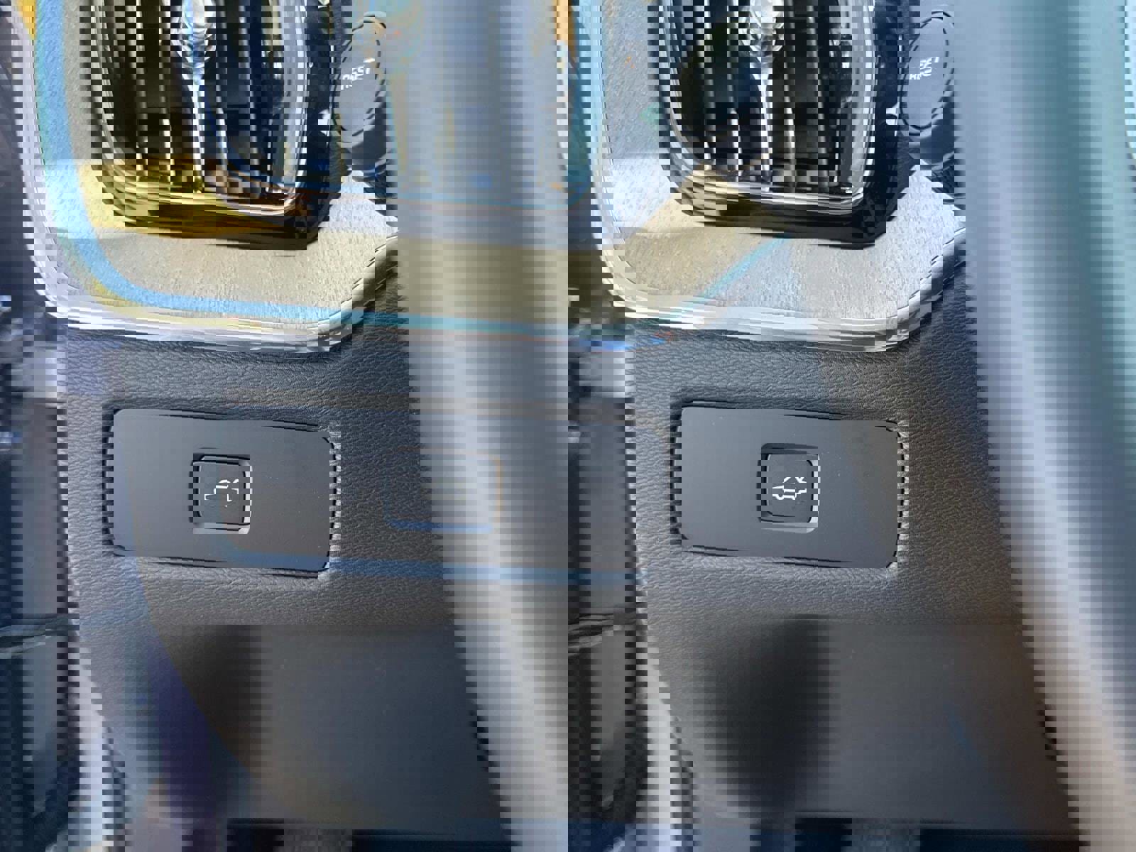 New 2026 Volvo XC60 B5 Plus w/ Climate Package image 30