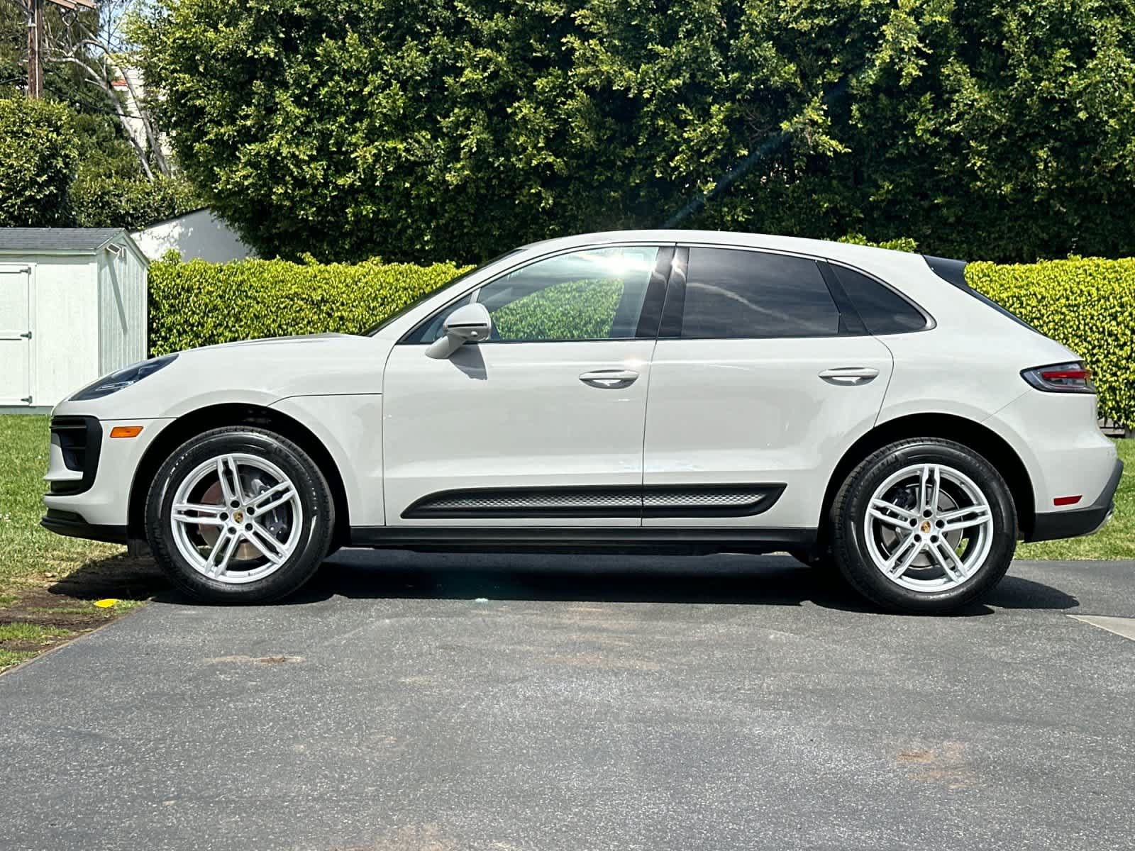 Certified 2025 Porsche Macan AWD/4WD image 2