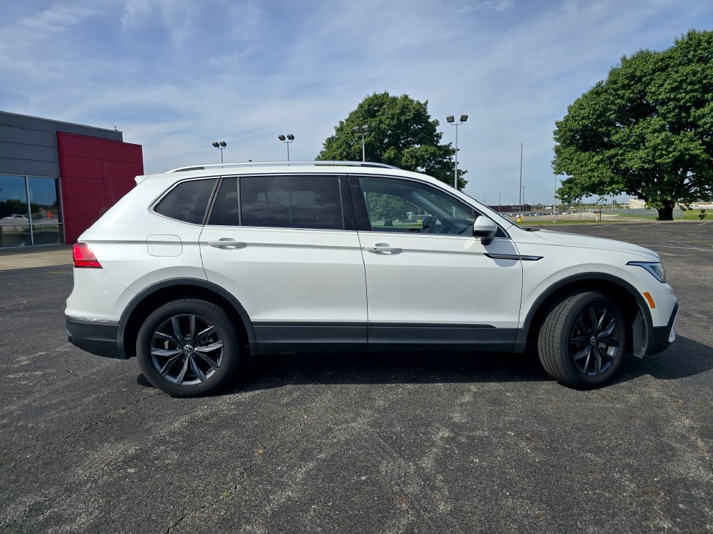 Used 2023 Volkswagen Tiguan SE w/ Panoramic Sunroof Package FWD image 17