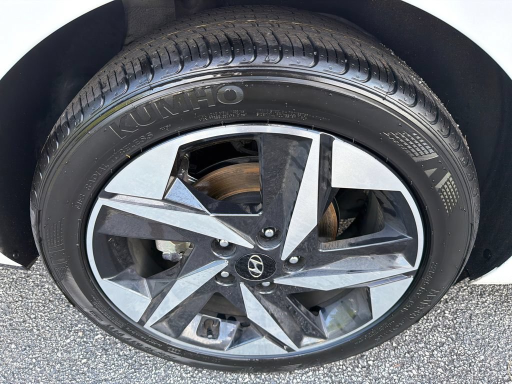 Used 2023 Hyundai Elantra Limited FWD image 17