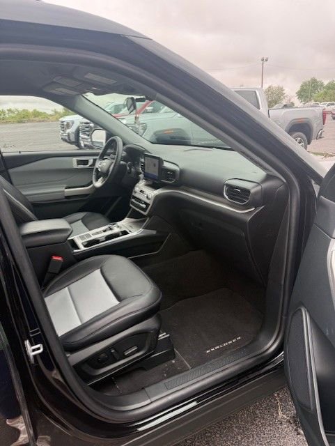 Used 2024 Ford Explorer XLT w/ Equipment Group 202A RWD image 21