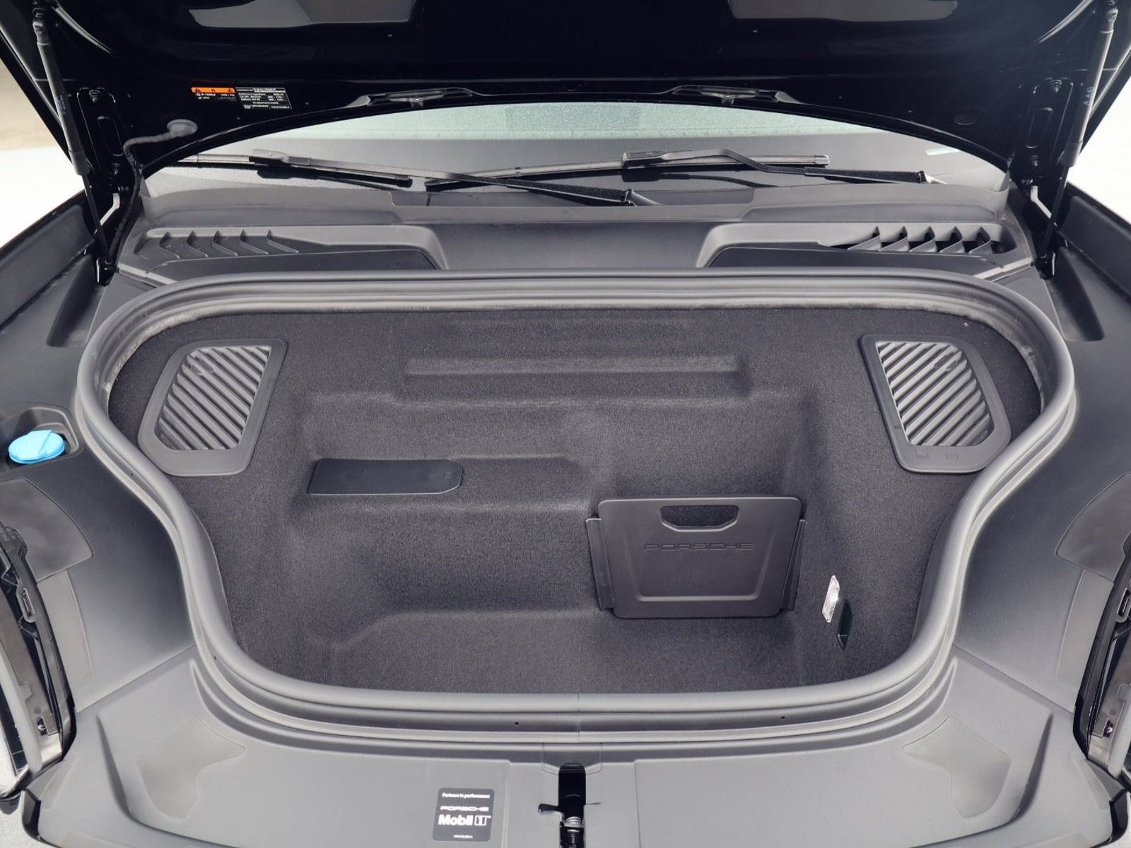 New 2026 Porsche Macan Electric RWD image 26