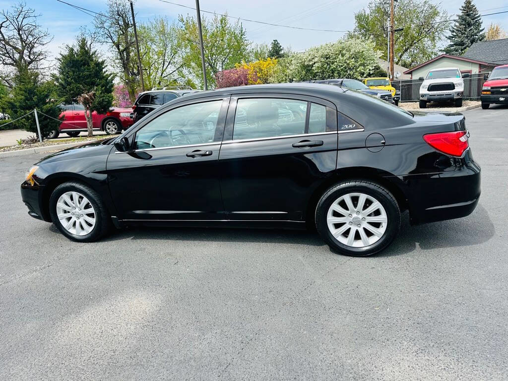 Used 2012 Chrysler 200 Touring FWD image 4