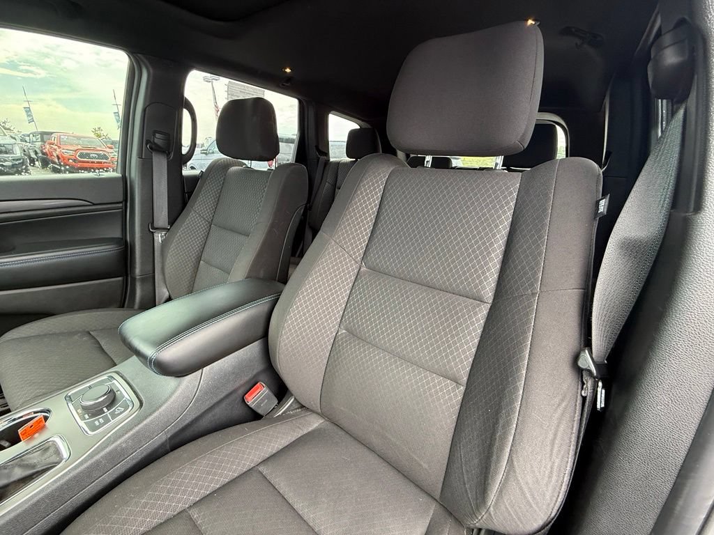Used 2020 Jeep Grand Cherokee Laredo AWD/4WD image 19