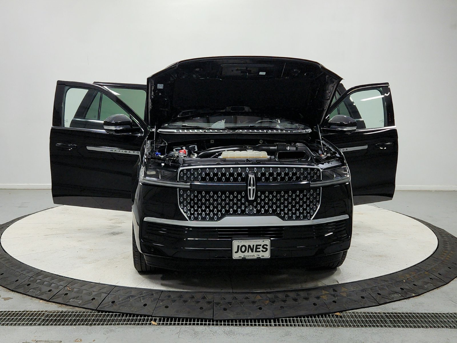 Used 2025 Lincoln Navigator Reserve AWD/4WD image 11