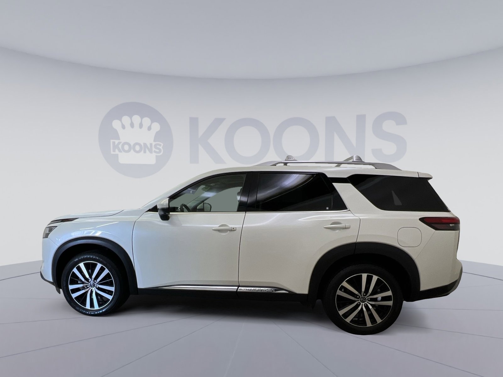 Used 2023 Nissan Pathfinder Platinum image 2