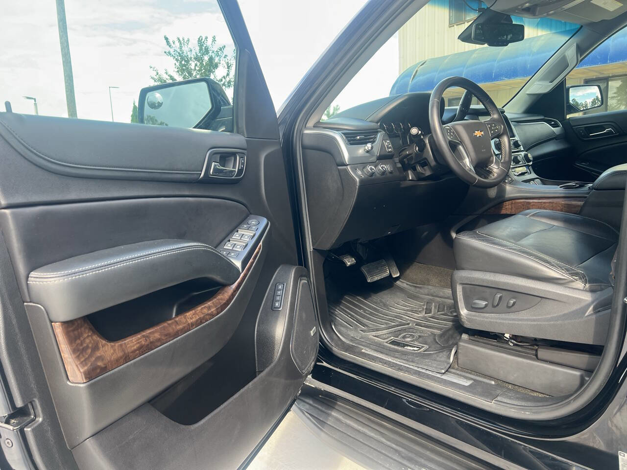 Used 2017 Chevrolet Suburban LT image 7