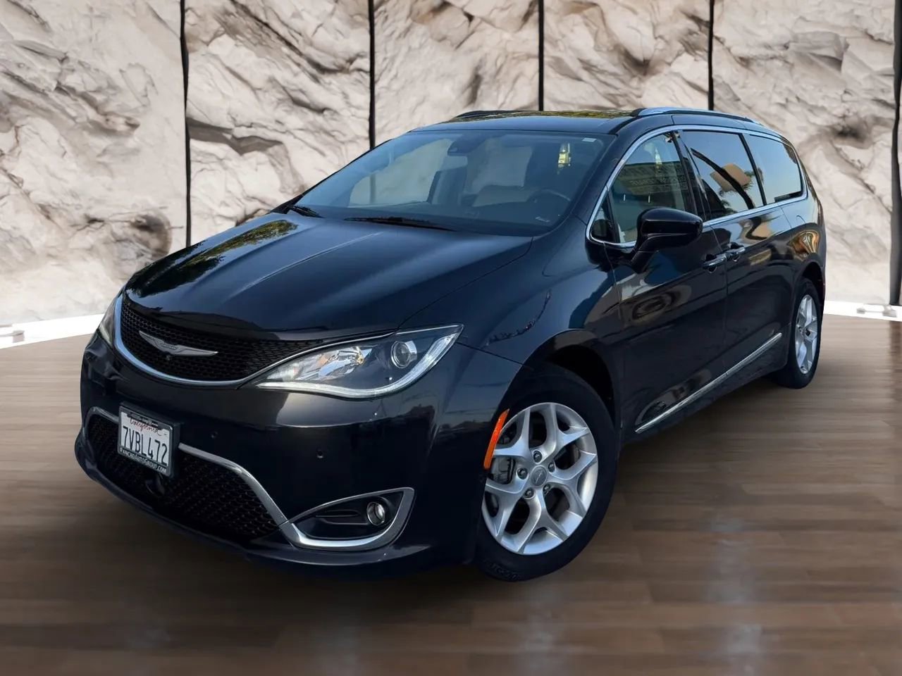 Used 2017 Chrysler Pacifica Touring-L Plus w/ Advanced Safetytec Group FWD image 1