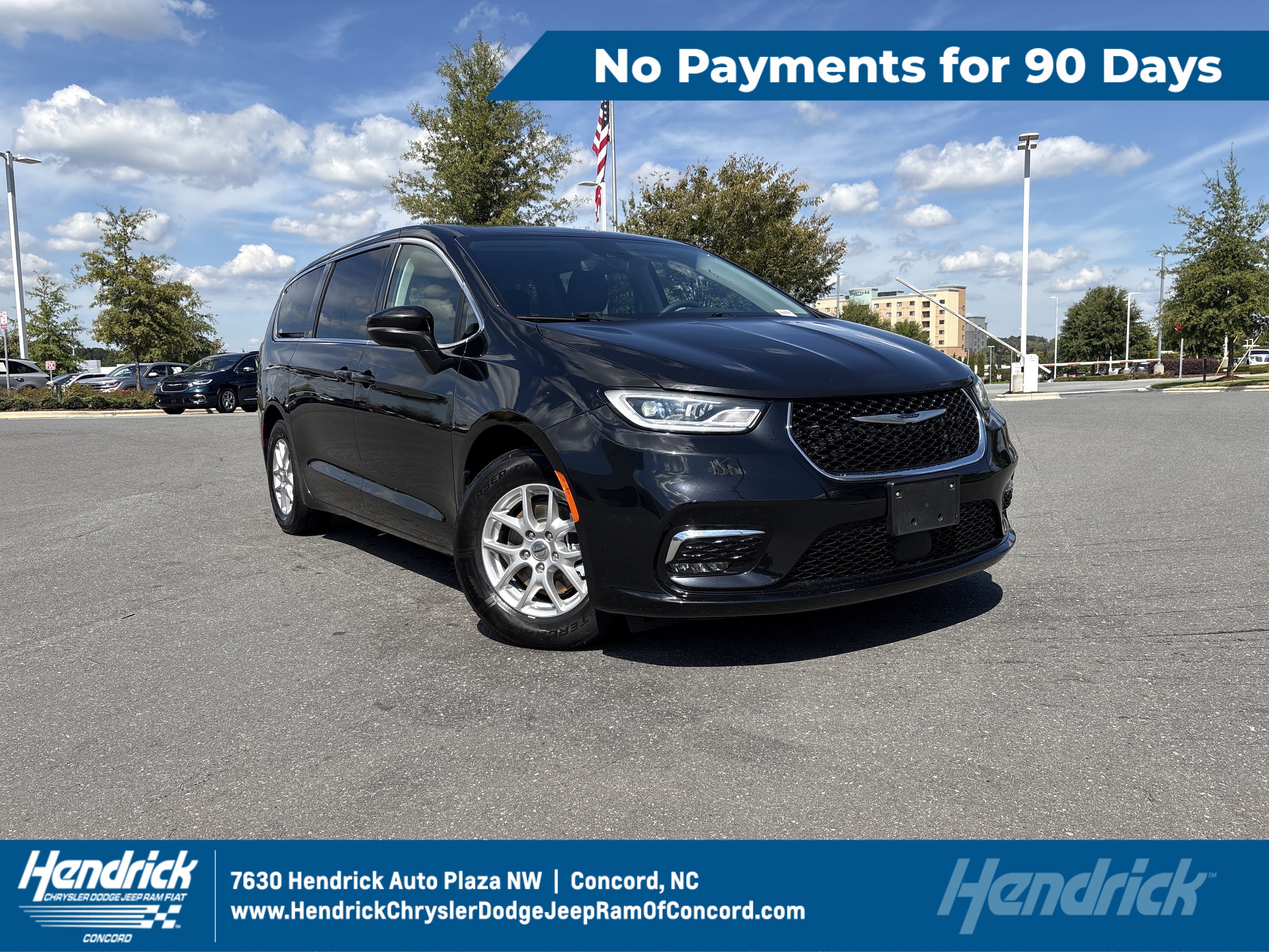 Used 2023 Chrysler Pacifica Touring-L FWD image 1