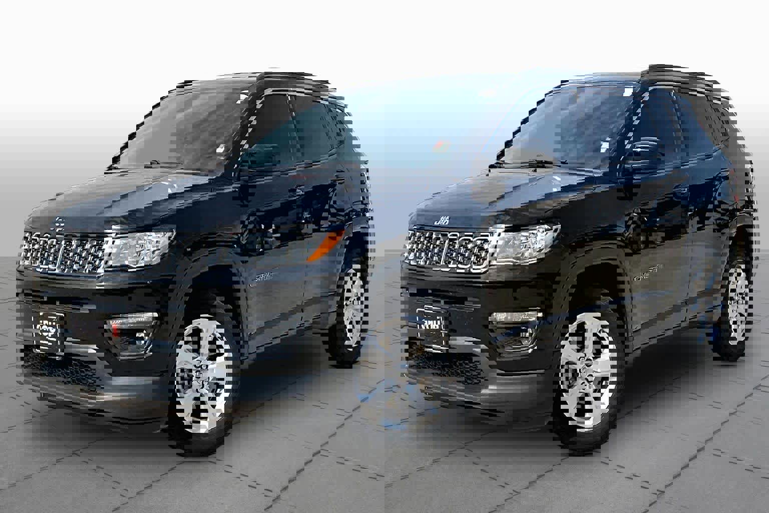 Used 2018 Jeep Compass Latitude FWD image 3