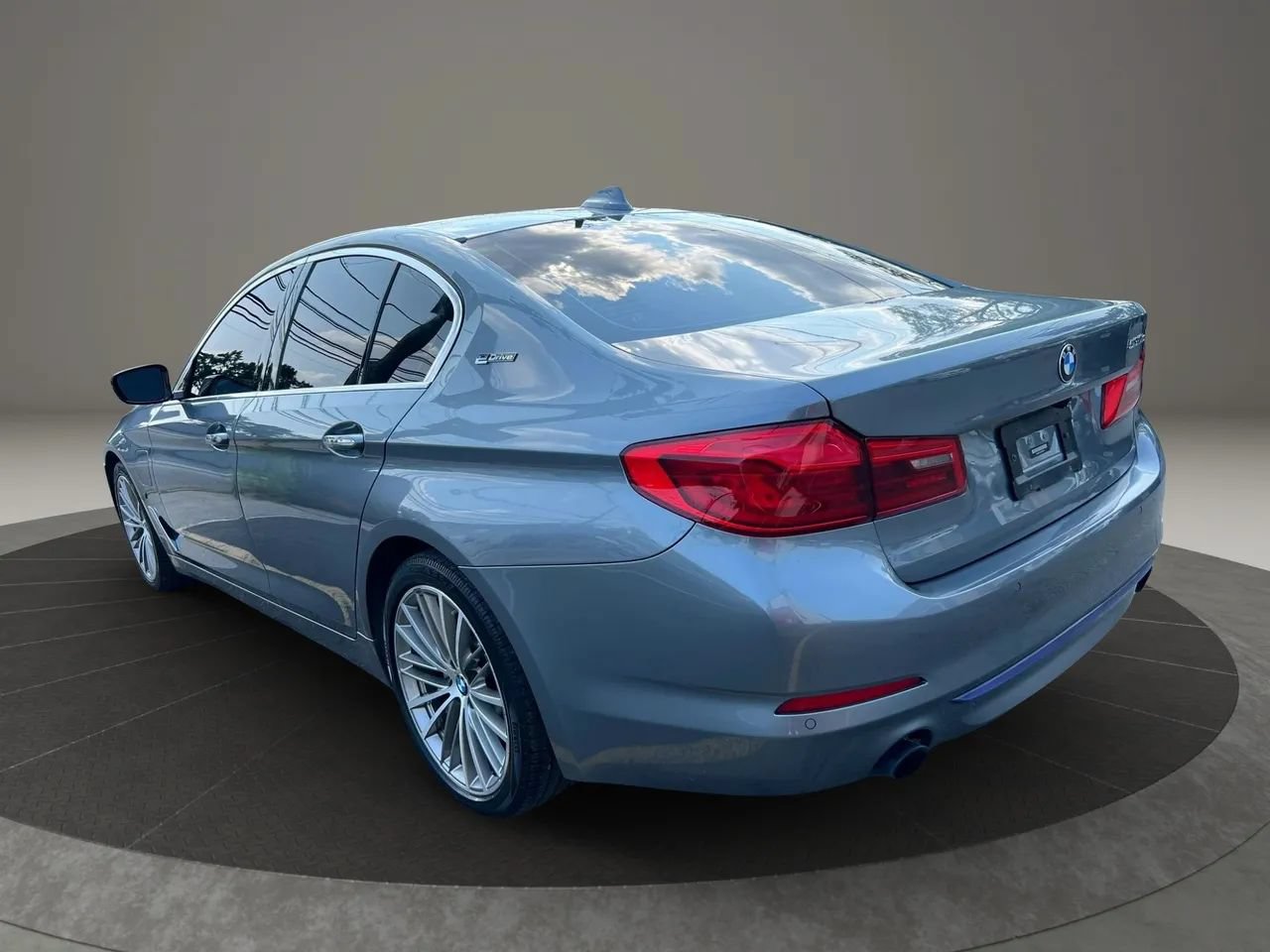 Used 2018 BMW 530e xDrive w/ Premium Package 2 AWD/4WD image 7