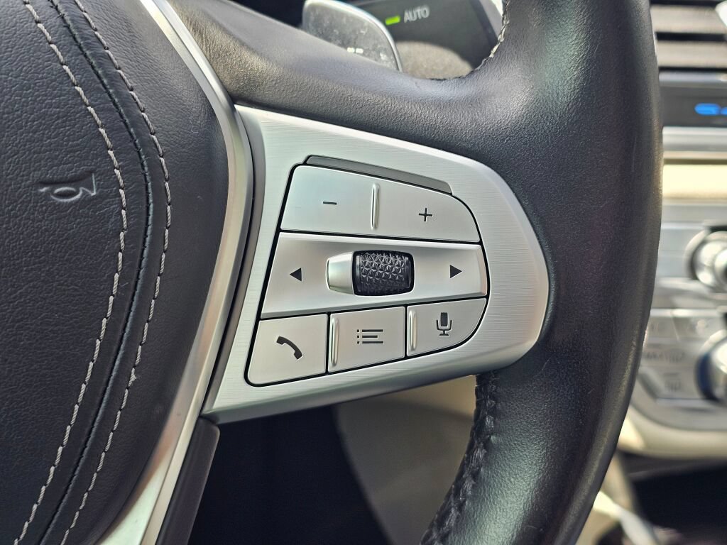 Used 2020 BMW 740i w/ Premium Package RWD image 27