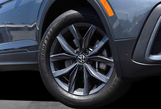 Certified 2023 Volkswagen Tiguan SE w/ Panoramic Sunroof Package AWD/4WD image 3