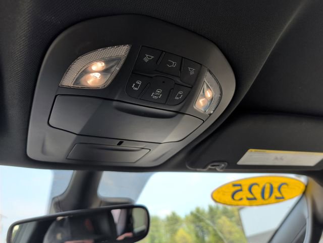 Used 2025 Chrysler Pacifica Select FWD image 24